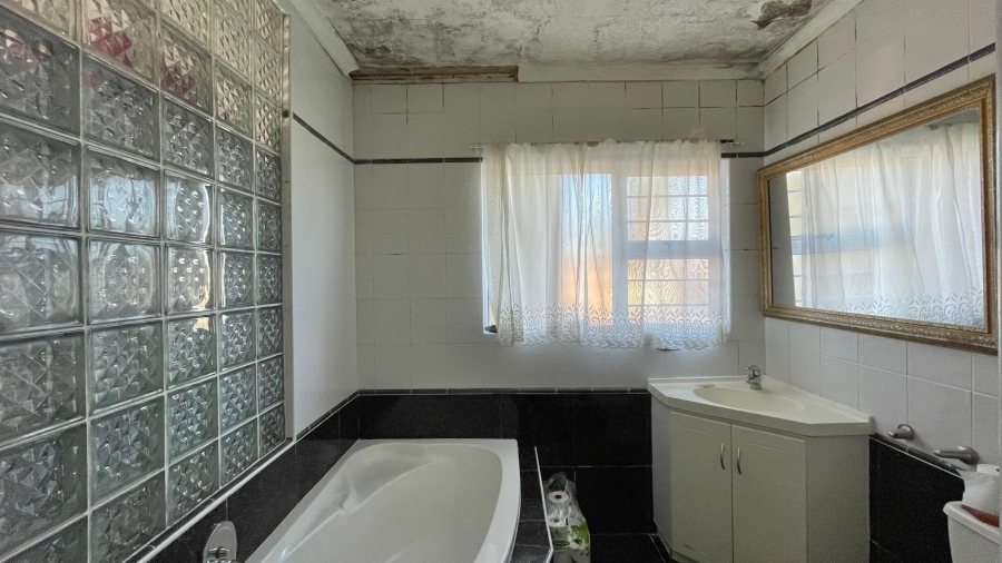 6 Bedroom Property for Sale in Onverwacht Western Cape